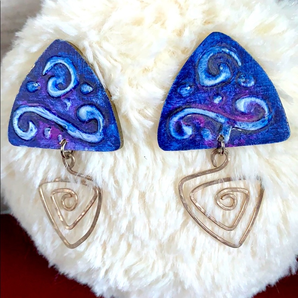 Vintage triangular pierced earrings blue